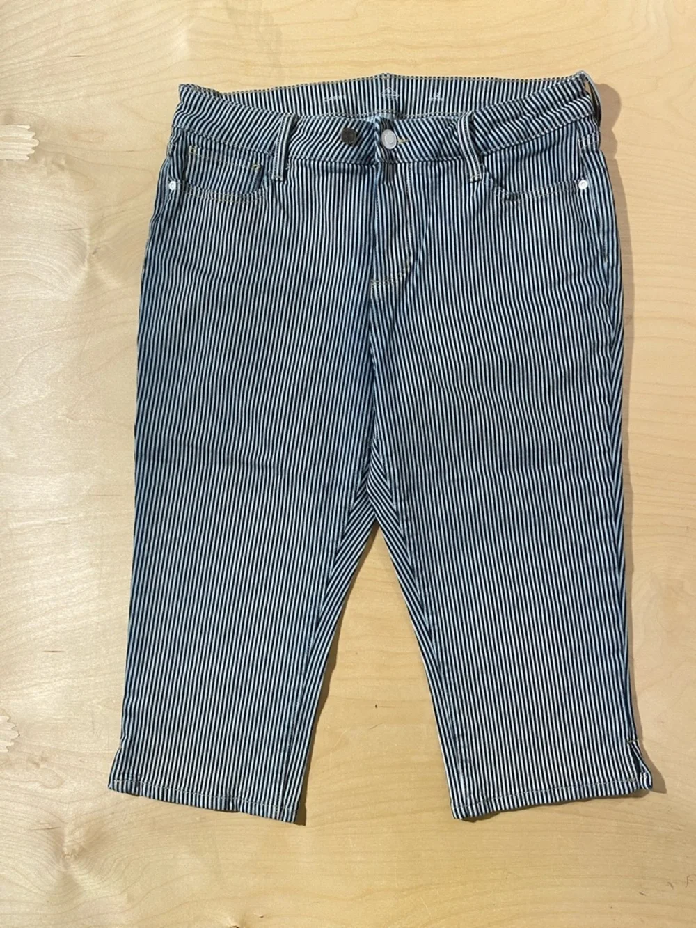 St. John’s Bay Striped Navy and White Cropped Pants 12P (RB)
